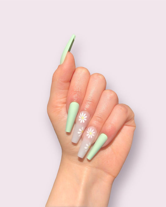 Minty Daisy Nails